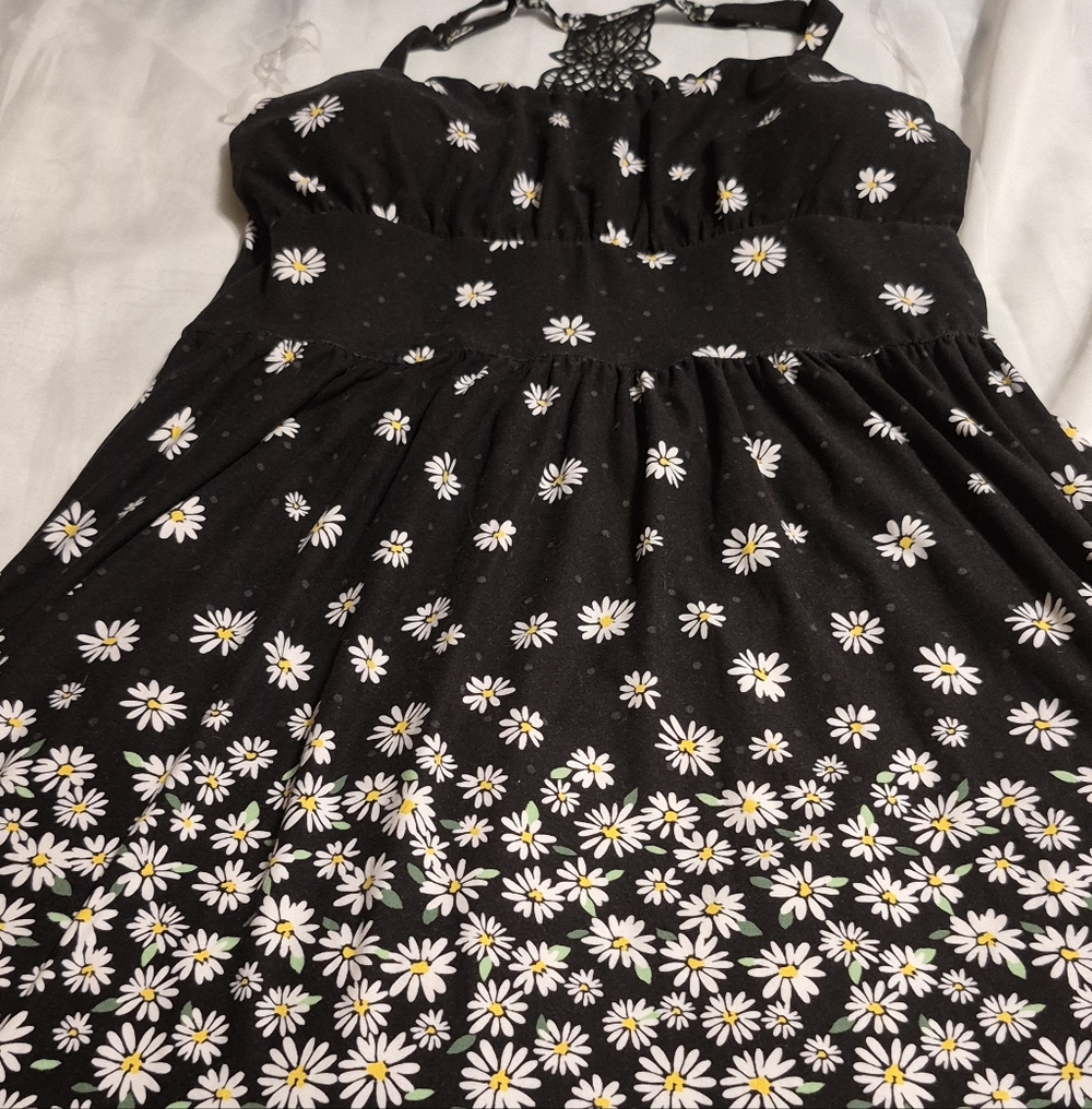 No Boundaries Size 11-13 Super Soft Black Dress with Daisy Print